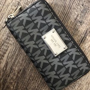 **FLASH SALE**Michael Kors Monogram Wallet
